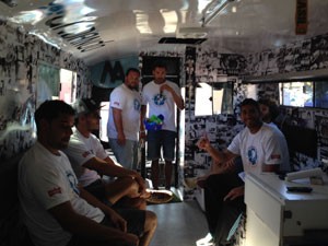 Ônibus foi adaptado e teve paredes decoradas com fotos (Foto: Letícia Macedo/ G1)