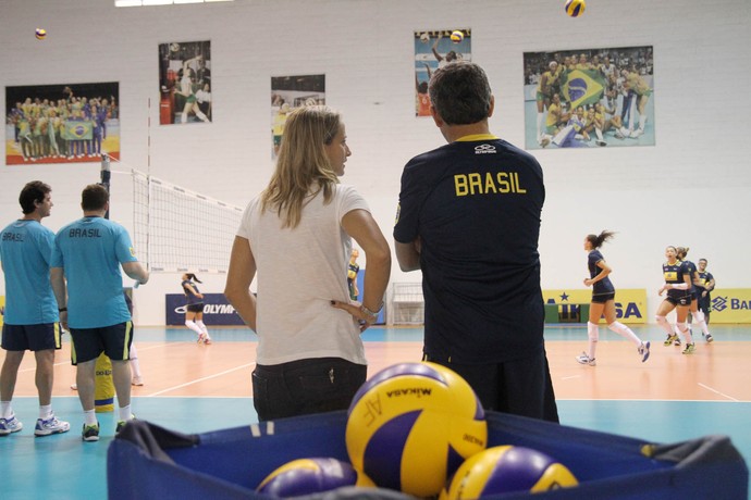 Fabi e José Roberto Guimarães conversam fora da quadra: adeus foi muito pensado (Foto: Divulgação)