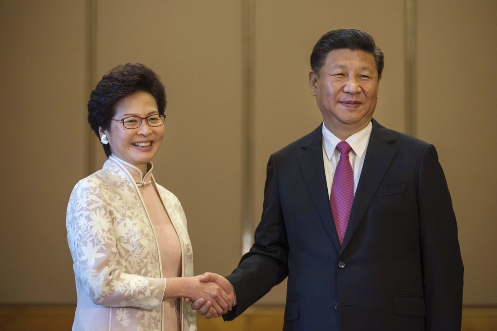 O presidente chinês, Xi Jinping, cumprimenta a nova chefe executiva de Hong Kong, Carrie Lam, neste sábado (1º) (Foto: Billy H.C. Kwok/Pool Photo via AP)