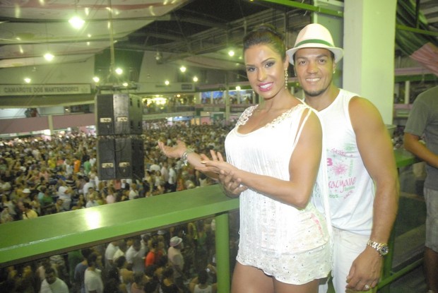 Gracyanne Barbosa e Belo em ensaio da Mangueira no Rio (Foto: Marcos Porto/ Foto Rio News)