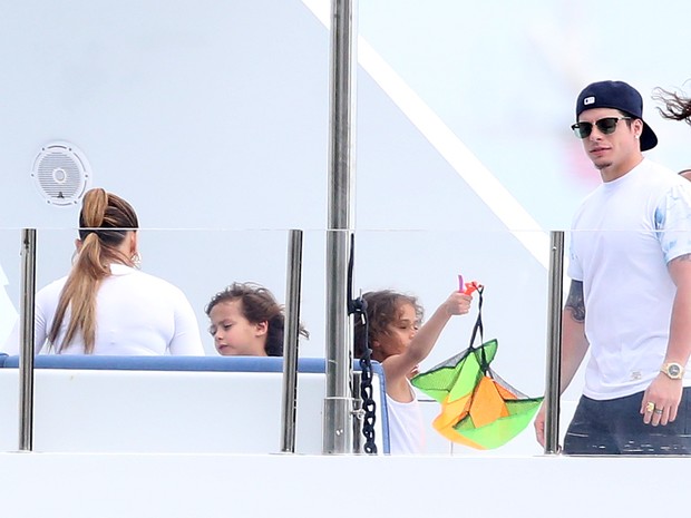 Jennifer Lopez com os filhos, Emme e Max, e o namorado, Casper Smart, em bastidores de filmagem em Miami, nos Estados Unidos (Foto: Grosby Group/ Agência)