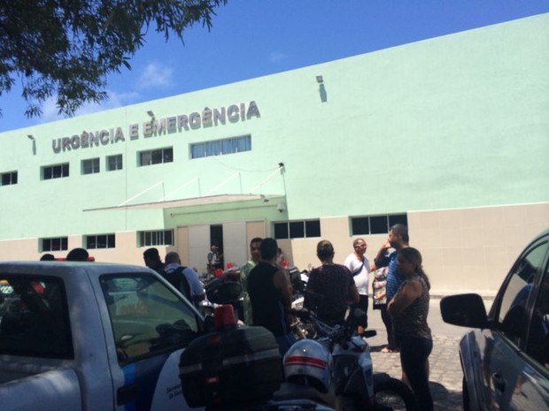 Familiares e colegas de farda da soldado aguardavam em frente ao HGE (Foto: Paula Nunes/G1)