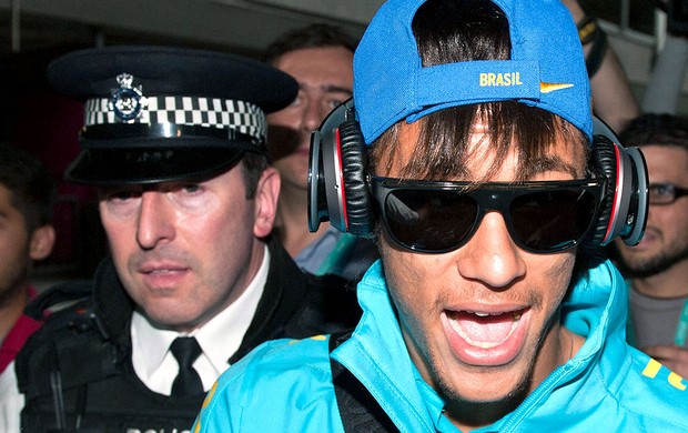 Neymar no desembarque do Seleção em Londres (Foto: AFP)