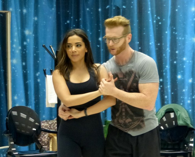 Anitta Dança Coladinha Com Professor E Brinca: 'Nossa Coreografia é A ...