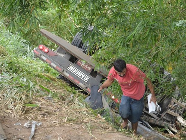 Parte da carga foi saqueada por pessoas que passavam pelo local no momento do acidente (Foto: Luzamir Carneiro/jgnoticias)