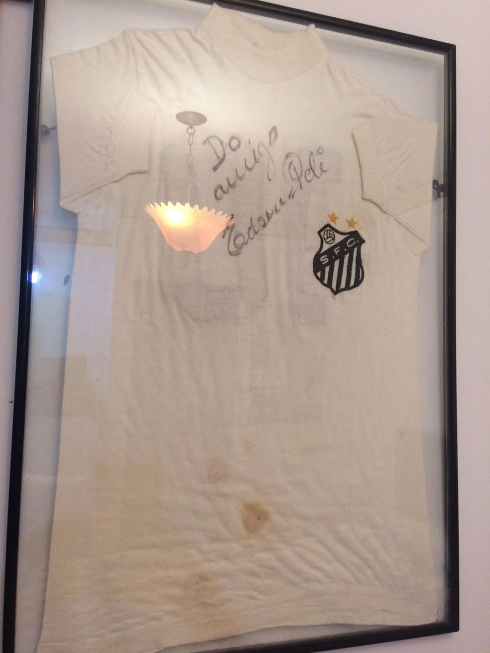 Uma camisa Santos com dedicatória de Pelé está entre os bens apreendidos na casa de Suzana Neves (Foto: Divulgação/MPF)