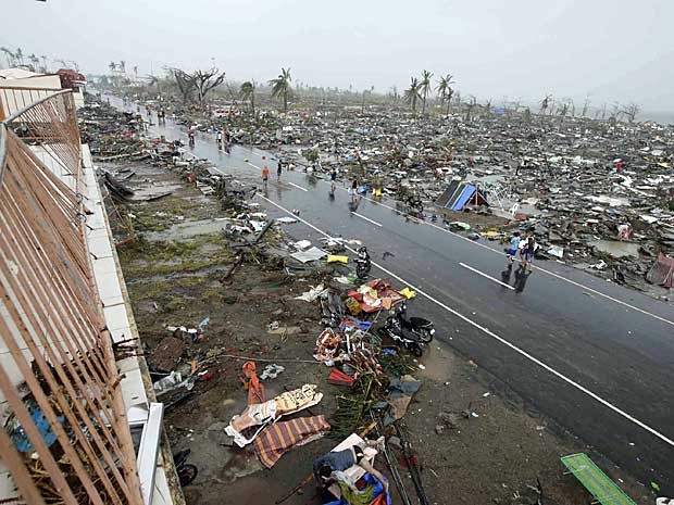 Região devastada na ciade de Tacloban, província de Leyte. Destroços e corpos ficaram espalhados pela região. (Foto: Bullit Marquez / AP Photo)