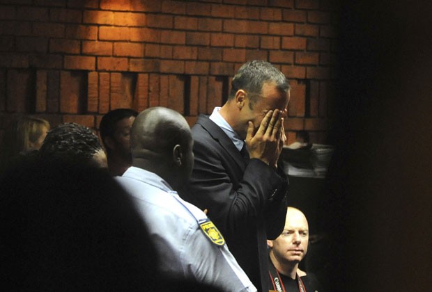 Pistorius chora nesta sexta-feira (15) durante audiência que o acusou formalmente pela morte de sua namorada (Foto: Independent Newspapers Ltd South Africa/AP)
