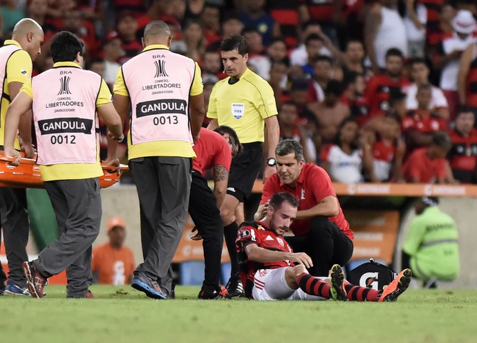 Mancuello recebe atendimento médico após choque de cabeça - Flamengo x San Lorenzo  (Foto: André Durão)