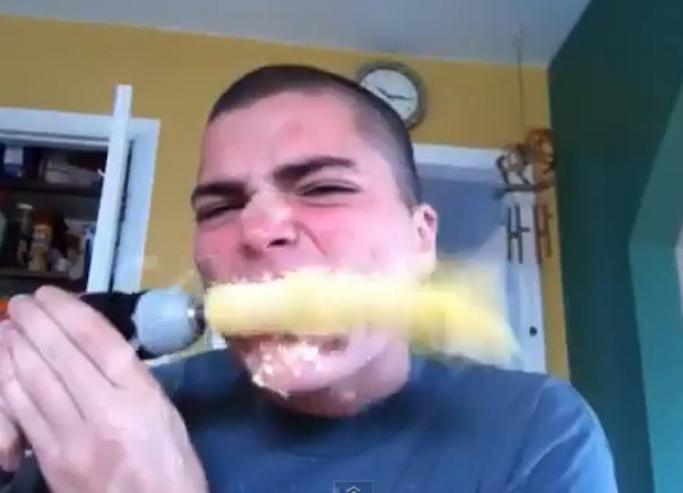 Rapaz mostra técnica inusitada para comer milho e vira hit na web; assista