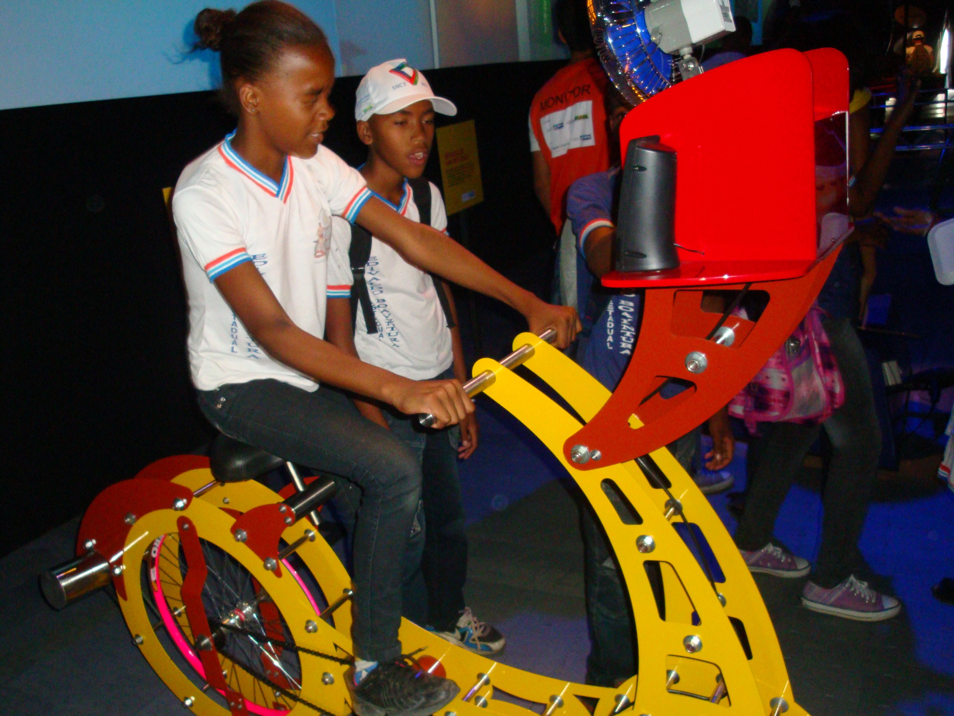 Jovens também se divertem na bicicleta geradora (Foto: Ruan Melo/G1)