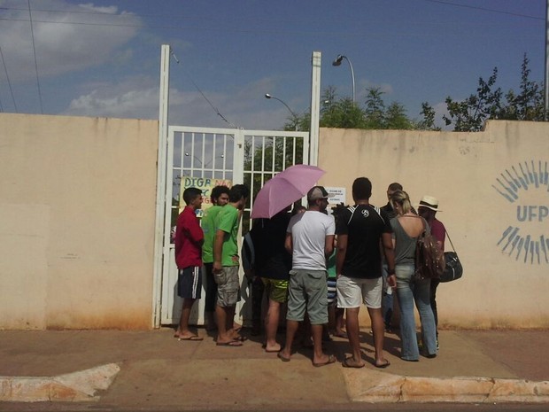 Estudantes interditam entrada do campus (Foto: João Cunha/G1)