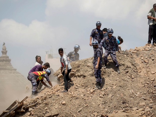 Policiais nepaleses e voluntrios cavam entre escombros de um templo desmoronado em busca de sobreviventes do terremoto em Catmandu, no Nepal (Foto: Danish Siddiqui/Reuters)