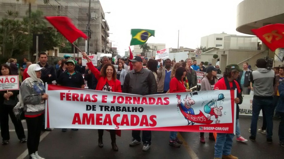 Em Araranguá, manifestantes fizeram caminhada pela cidade  (Foto:  Luan Santiago/RBS TV)