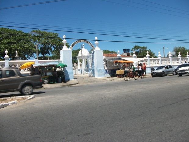 Comerciantes vendem alimentos na frente do cemitério São José (Foto: Waldson Costa/G1)