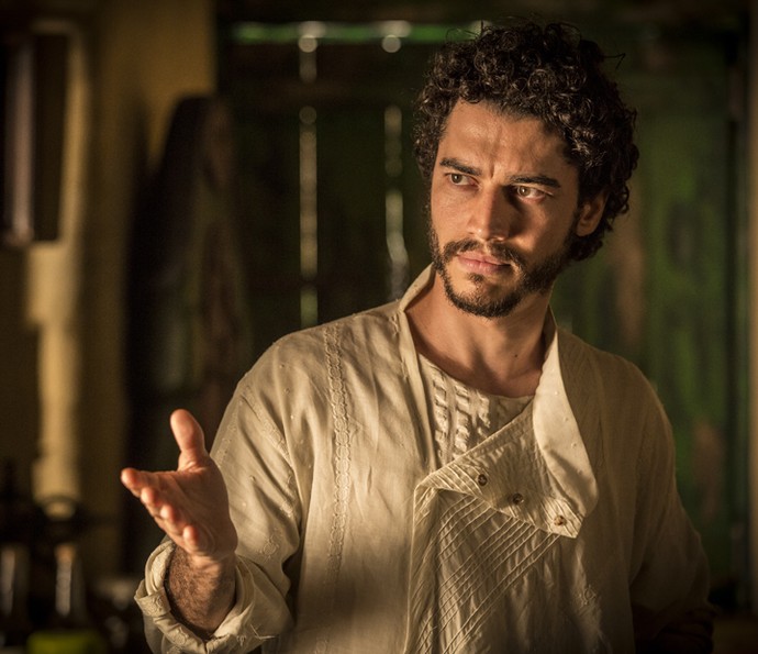 Martim deixa Beatriz intrigada com suas atitudes (Foto: Inácio Moraes/ Gshow)