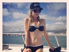 De biquíni comportado, Paris Hilton exibe corpo esbelto no Havaí