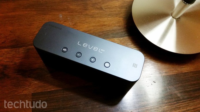 Existem três tipos de conexão com a Level Box mini: via Bluetooth, via NFC e via micro cabo USB (Foto: Tassia Moretz/TechTudo) Existem três tipos de conexão com a Level Box mini: via Bluetooth, via NFC e via micro cabo USB (Foto: Tassia Moretz/TechTudo)