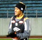 Neymar adapta gorro para exibir moicano (Adilson Barros / Globoesporte.com)