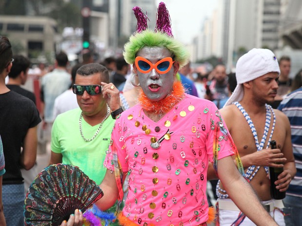 Público vai à 19ª Parada do Orgulho LGBT na Avenida Paulista, neste domingo (7) (Foto: Fábio Tito/G1)