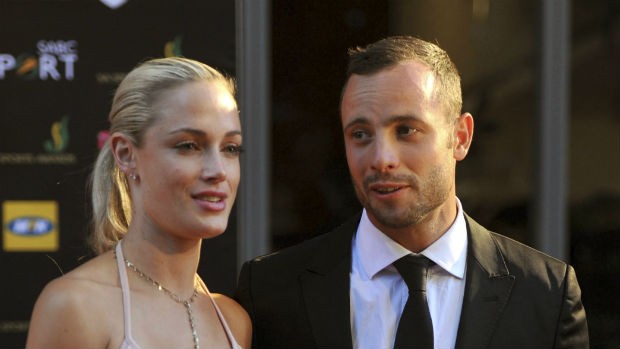 O atleta paralímpico Oscar Pistorius e a namorada, Reeva Steenkamp, em evento em Johannesburgo, África do Sul, em novembro de 2012 (Foto: AP Photo/Lucky Nxumalo-Citypress)
