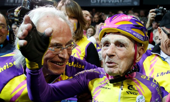 Robert Marchand feliz com o resultado: marca histórica do ciclista francês, de 105 anos