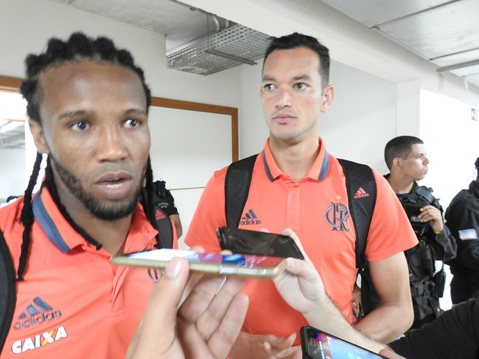Réver e Rafael Vaz conversaram com a imprensa após o jogo (Foto: Fred Gomes/GloboEsporte.com)