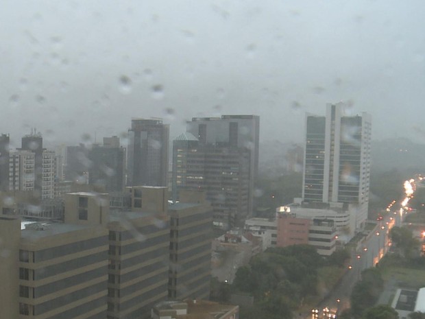 Chuva porto alegre trânsito (Foto: Reprodução/RBS TV)