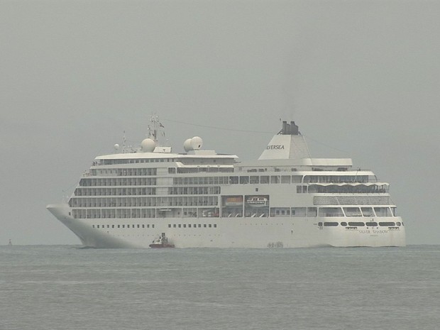 Navio com 350 turistas não ficou atracado no Porto do Mucuripe por causa da ressaca do mar (Foto: TV Verdes Mares/Reprodução)