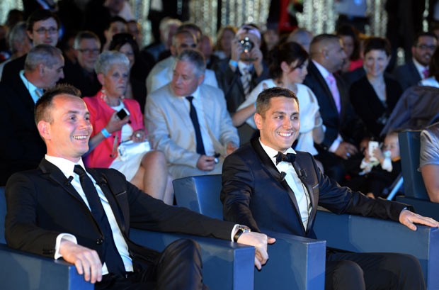 Vincent Aubin (à esquerda) e Bruno Boileau sorriem nesta quarta-feira (29) durante seu casamento, o primeiro casamento gay oficial da França, em Montpellier (Foto: AFP)