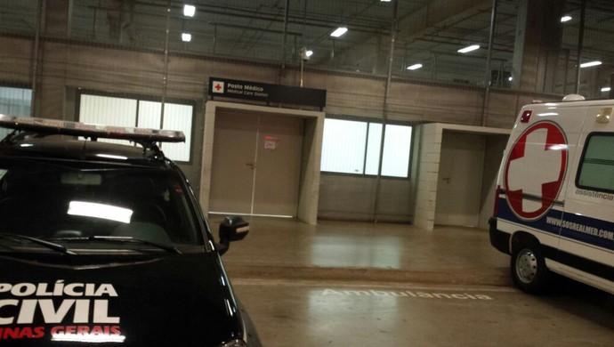 Torcedor recebeu primeiro atendimento na ambulância (Foto: Marco Astoni)