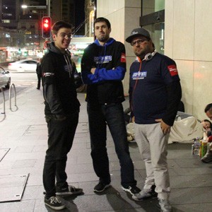 Lucas, William e Junior viajaram 30 horas até Sydney e ainda irão enfrentar mais 10 horas de fila (Foto: Arquivo pessoal)