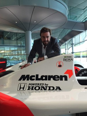 Fernando Alonso posa com McLaren-Honda de Ayrton Senna (Foto: Reprodução/Twitter)