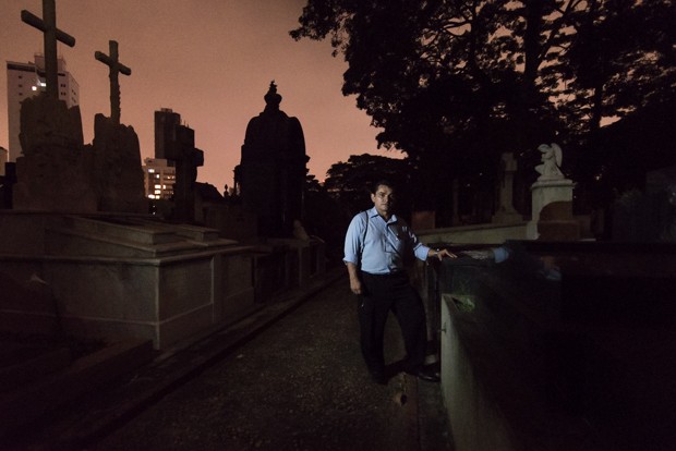 O ex-coveiro Popó se tornou guia do cemitério  (Foto: Marcelo Brandt/G1)