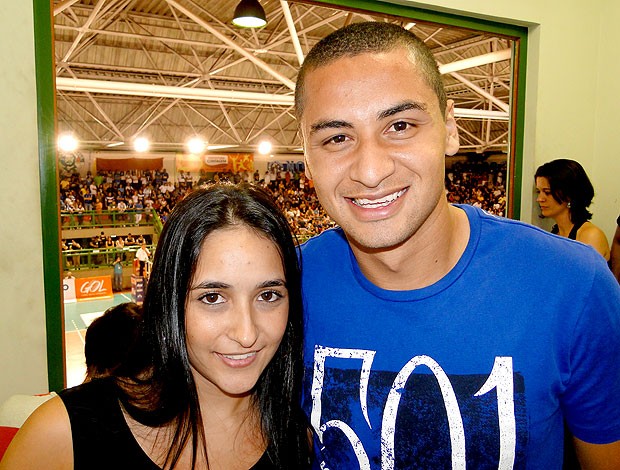 Wellington Paulista, do Cruzeiro, e a esposa, no vôlei (Foto: Ana Paula Moreira / Globoesporte.com)