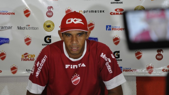 Robston, meia do Vila Nova (Foto: Guilherme Gonçalves/Globoesporte.com)