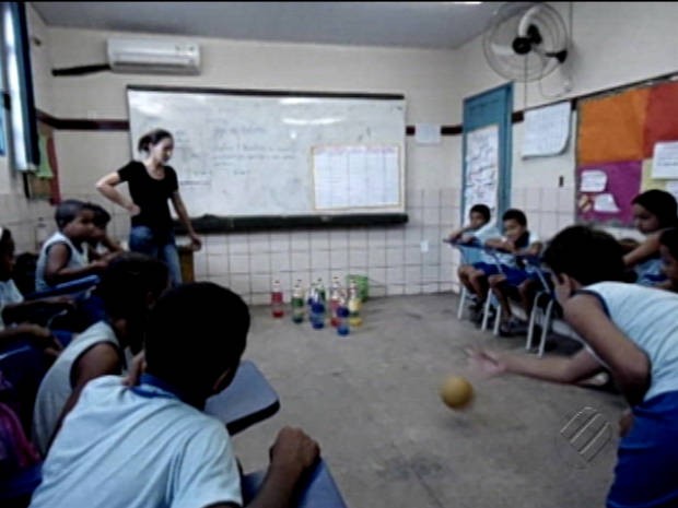 Pinos de boliche coloridos ajudam a ensinar matemática para alunos de Marabá (PA). (Foto: Reprodução/TV Liberal)