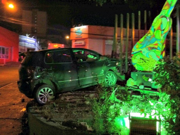 Carro invadiu praa na Avenida Isaac Pvoas  (Foto: Helto Bastos/ Arquivo pessoal)