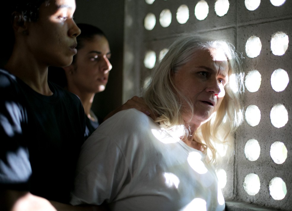 Carcereiras levam Mág para a solitária (Foto: Raphael Dias/Gshow)