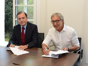 Abilio Diniz e Jean-Charles Naouri assinaram acordo nesta sexta-feira (6) (Foto: Divulgação)