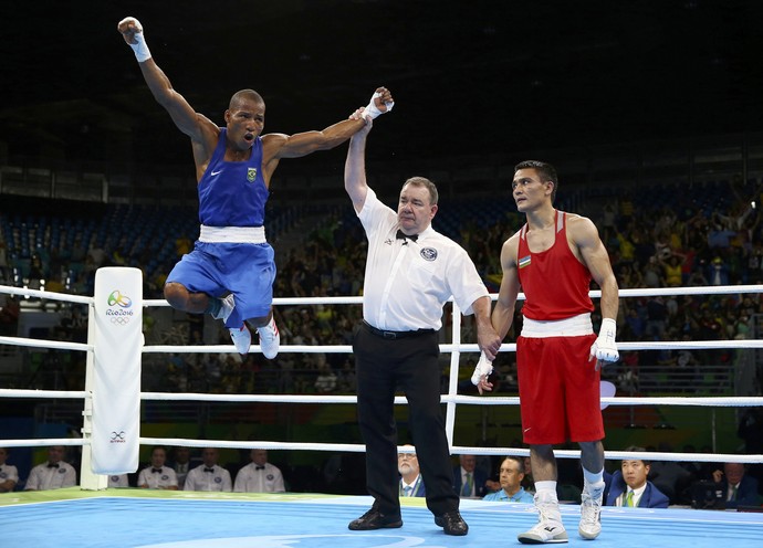 Boxeador Robson Conceição comemora muito a vitória sobre Hurshid Tojibaev (Foto: Peter Cziborra / Reuters)