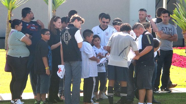 Romarinho com fãs no treino do Corinthians (Foto: Diego Ribeiro / Globoesporte.com)