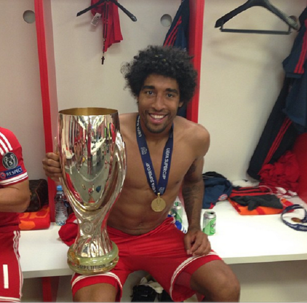 Dante posa para foto com taça e medalha da Supercopa da Europa (Foto: Reprodução / Instagram)