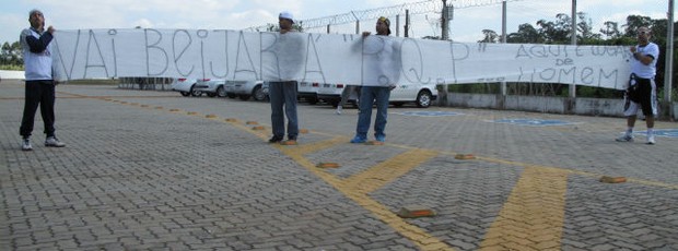 foto protesto torcida timao 2 Homophobic backlash forces Corinthians Emerson to apologise for kissing a man 