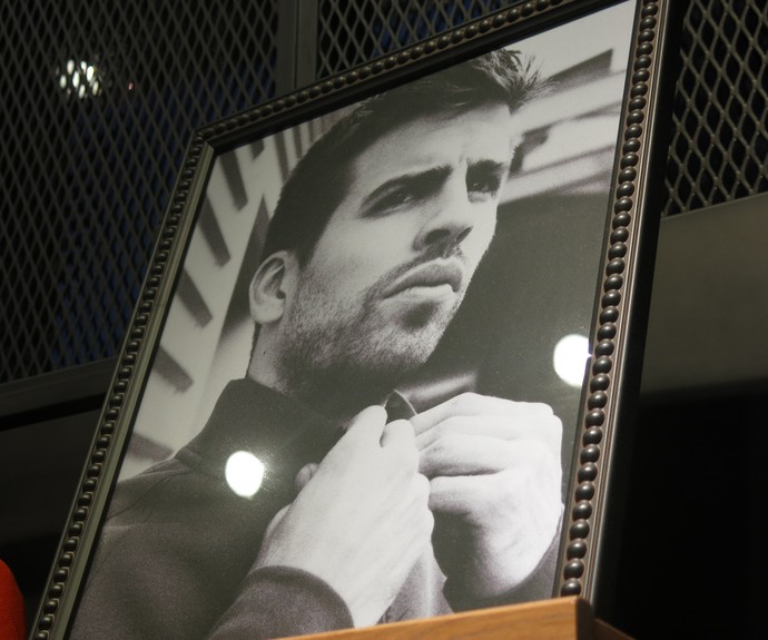 Imagem de Piqué aparece em lojas em Barcelona (Foto: Cíntia Barlem)