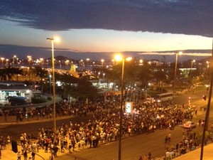 Protesto em Florianópolis iniciou em frente ao Mercado Público (Foto: Júlio Ettore/RBS TV)