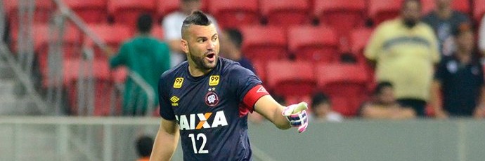 Weverton, Prass e goleiro paraguaio duelam pela defesa mais bonita
