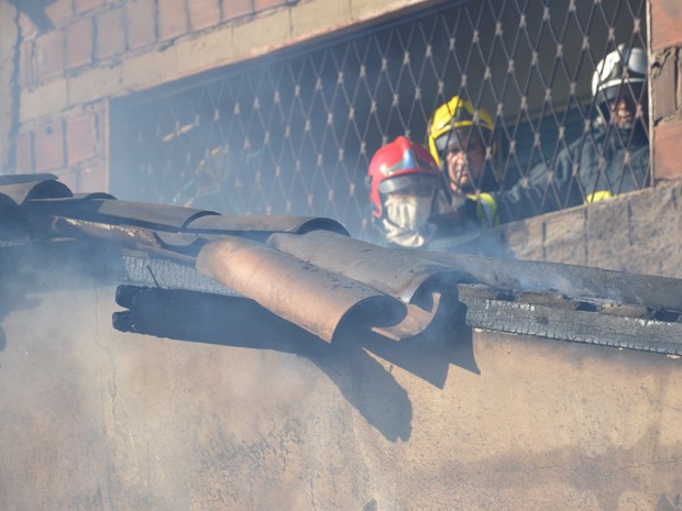 Um incêndio atingiu um imóvel no bairro de Mangabeira VIII, também conhecido como Cidade Verde, em João Pessoa, na tarde deste sábado (17). Segundo o tenente R Santos, do Corpo de Bombeiros, no local funcionava uma casa de festas. A informação foi confirmada pelo Centro Integrado de Operações (Ciop) dos Bombeiros (Foto: Walter Paparazzo/G1)