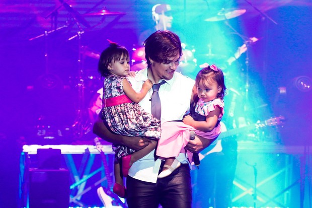 Leandro com as filhas, Maya e Kiara (Foto: Manuela Scarpa/Photo Rio News)