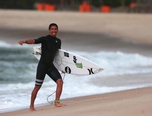 Com medo de ataques, Miguel Pupo pediu meidas mais efetivas contra tubarões em J-Bay (Foto: DANIEL SMORIGO )